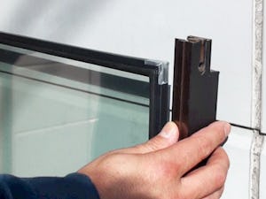 自分で窓ガラスを交換する方法 - 交換方法③サッシにガラスを取り付ける：左右の枠をガラスにはめ込む