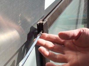 自分で窓ガラスを交換する方法 - 交換方法③サッシにガラスを取り付ける：ビスを締めて上側の枠を固定