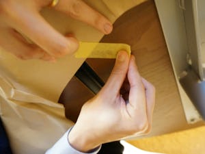 ガラスのカット・加工 - 異形カット:型紙の取り方⑦ マスキングテープで固定