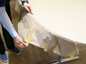 ガラスのカット・加工 - 異形カット:型紙の取り方⑩ テーブルから模造紙を外す