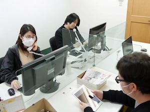 オフィスの会議室の打合せテーブル