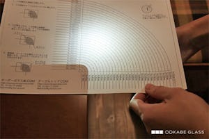 ガラスのカット・加工 - コーナーR加工:Rの測り方「懐中電灯を使う場合」①