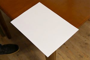 ガラスのカット・加工 - コーナーR加工：Rの測り方「紙と色鉛筆を使う場合」① テーブルの角に紙を置く