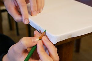 ガラスのカット・加工 - コーナーR加工：Rの測り方「紙と色鉛筆を使う場合」③ 色鉛筆等で角に沿うように印を付ける