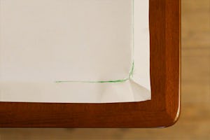 ガラスのカット・加工 - コーナーR加工：Rの測り方「紙と色鉛筆を使う場合」④ 紙を広げてテーブルのRと同じか確認