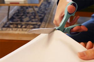 ガラスのカット・加工 - コーナーR加工:Rの測り方「紙と色鉛筆を使う場合」⑤ 印に沿って紙を切り抜く