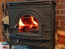 割れた薪ストーブのガラスを耐熱ガラスに交換した事例② - 弧を描くガラス窓